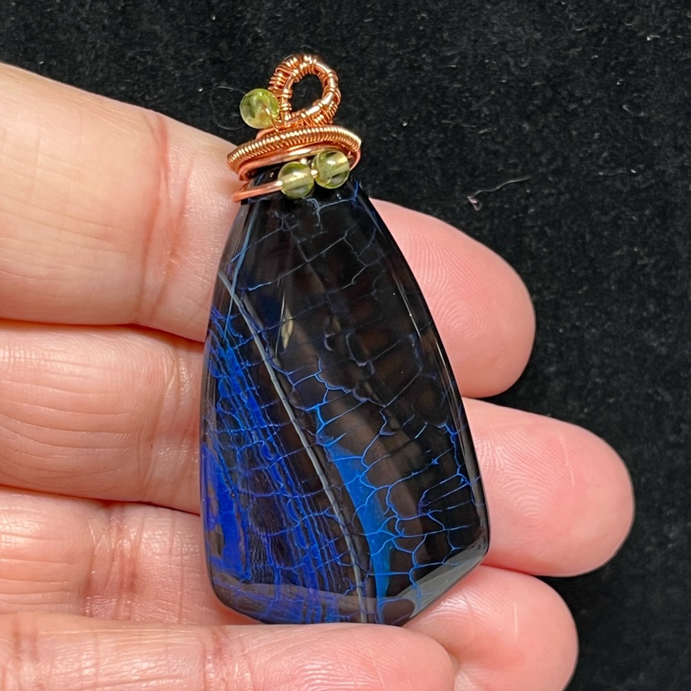 ⭐️💜wire wrapped deep blue/black shield shaped agate pendant with peridot